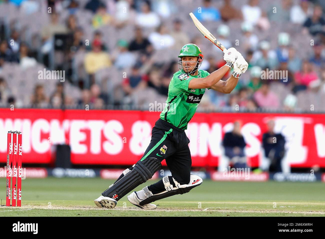 Marcus Stoinis of the Stars joue un tir lors du match de cricket de la Big Bash League (BBL) entre les Melbourne Stars et les Sydney Sixers au Melbourne Cricket Ground à Melbourne, vendredi, 6 janvier 2023. (AAP IMAGE/ROB PREZIOSO) PAS D'ARCHIVAGE, USAGE ÉDITORIAL SEULEMENT, IMAGES À UTILISER À DES FINS DE REPORTAGE SEULEMENT, AUCUNE UTILISATION COMMERCIALE, AUCUNE UTILISATION DANS DES LIVRES SANS LE CONSENTEMENT ÉCRIT PRÉALABLE D'AAP ** USAGE STRICTEMENT ÉDITORIAL SEULEMENT, AUCUNE UTILISATION COMMERCIALE, AUCUN LIVRE ** Banque D'Images