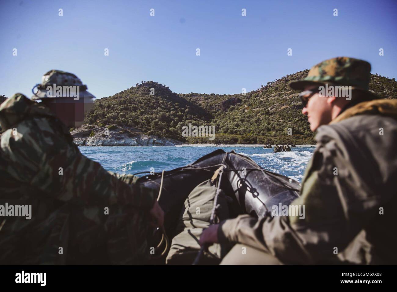 ÉTATS-UNIS Le caporal Michael Earl, à droite, de Woodbridge (Virginie) affecté à la Force opérationnelle 61/2, participe à une évolution d'entraînement amphibie avec les Forces spéciales helléniques lors de l'exercice Alexandre le Grand 22, Grèce, 9 mai 2022. Alexander the Great 22 renforce l'interopérabilité et l'état de préparation de la force entre les États-Unis, la Grèce et les pays alliés, en renforçant la défense stratégique et le partenariat tout en favorisant la sécurité et la stabilité dans la région. Banque D'Images