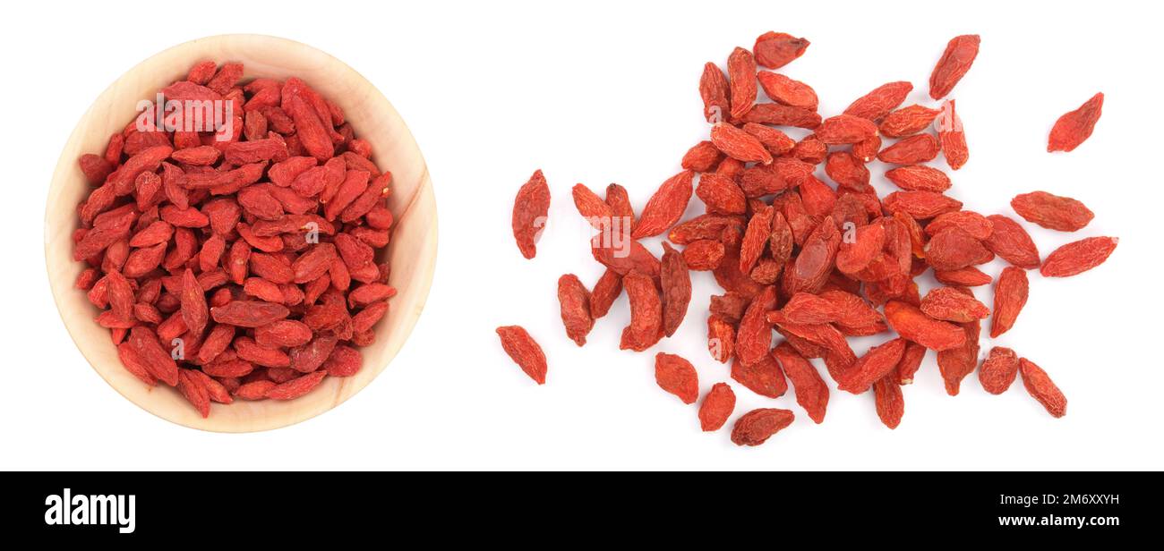 Baies de goji séchées dans un bol en bois isolées sur fond blanc Banque D'Images