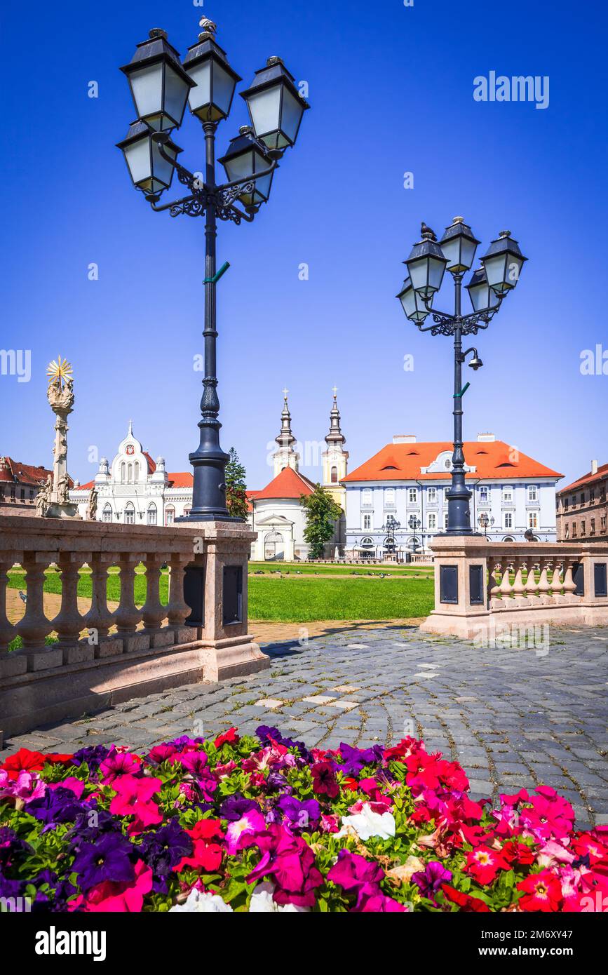 Timisoara, Roumanie - Journée ensoleillée sur la place de l'Union, architecture baroque de Banat, Transylvanie occidentale. Capitales européennes de la culture 2023. Banque D'Images