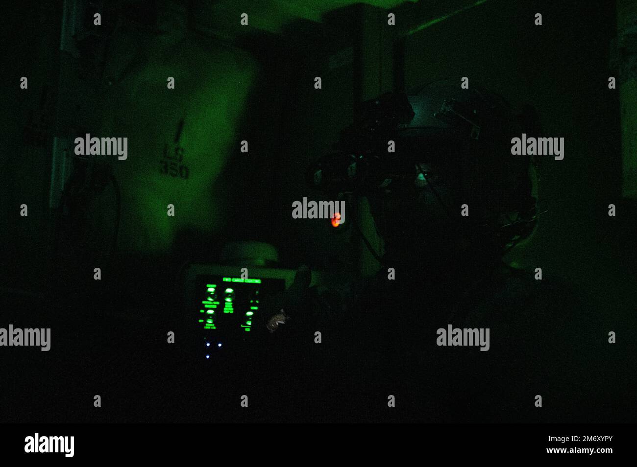 ÉTATS-UNIS Tech. De la Force aérienne Le Sgt Anthony Miller, un charmeur de l’escadron de transport aérien expéditionnaire 41st, se prépare à un dépôt de cargaison au-dessus des États-Unis Zone de responsabilité du Commandement central, 9 mai 2022. Le SESA de 41st, déployé avec la neuvième Force aérienne (Air Force Central), est responsable de la livraison du fret, du personnel et de l'énergie aérienne à l'installation américaine et nationale partenaire. Banque D'Images