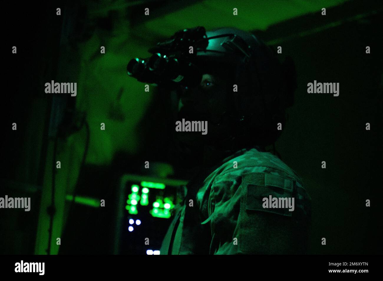 ÉTATS-UNIS Tech. De la Force aérienne Le Sgt Anthony Miller, un charmeur de l’escadron de transport aérien expéditionnaire 41st, se prépare à un dépôt de cargaison au-dessus des États-Unis Zone de responsabilité du Commandement central, 9 mai 2022. Le SESA de 41st, déployé avec la neuvième Force aérienne (Air Force Central), est responsable de la livraison du fret, du personnel et de l'énergie aérienne aux installations américaines et des pays partenaires. Banque D'Images