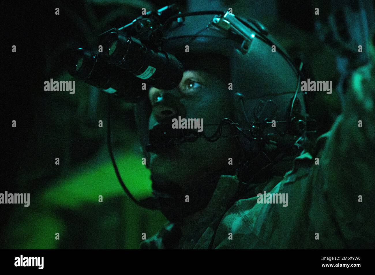 ÉTATS-UNIS Tech. De la Force aérienne Le Sgt Anthony Miller, un charmeur de l’escadron de transport aérien expéditionnaire 41st, se prépare à un dépôt de cargaison au-dessus des États-Unis Zone de responsabilité du Commandement central, 9 mai 2022. Le SESA de 41st, déployé avec la neuvième Force aérienne (Air Force Central), est responsable de la livraison du fret, du personnel et de l'énergie aérienne aux installations américaines et des pays partenaires. Banque D'Images