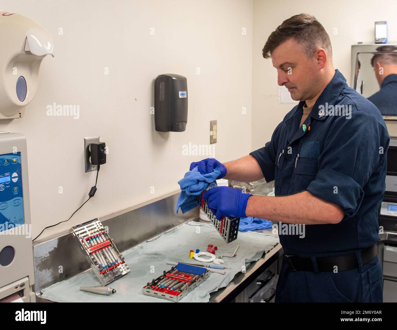 ÉTATS-UNIS Navy Hospital Corpsman 2nd Class Spencer Unsbee, de Portland, affecté au porte-avions USS John C. Stennis (CVN 74), assainit les outils dentaires de l'installation d'hébergement flottant, à Newport News, en Virginie, en 9 mai 2022. Le John C. Sennis est à Newport News Shipyard travaillant aux côtés de NNS, de NAVSEA et d'entrepreneurs effectuant le ravitaillement et la révision complexe dans le cadre de la mission de livrer le navire de guerre dans le combat, dans les délais et dans le budget, pour reprendre son devoir de défendre les États-Unis. Banque D'Images