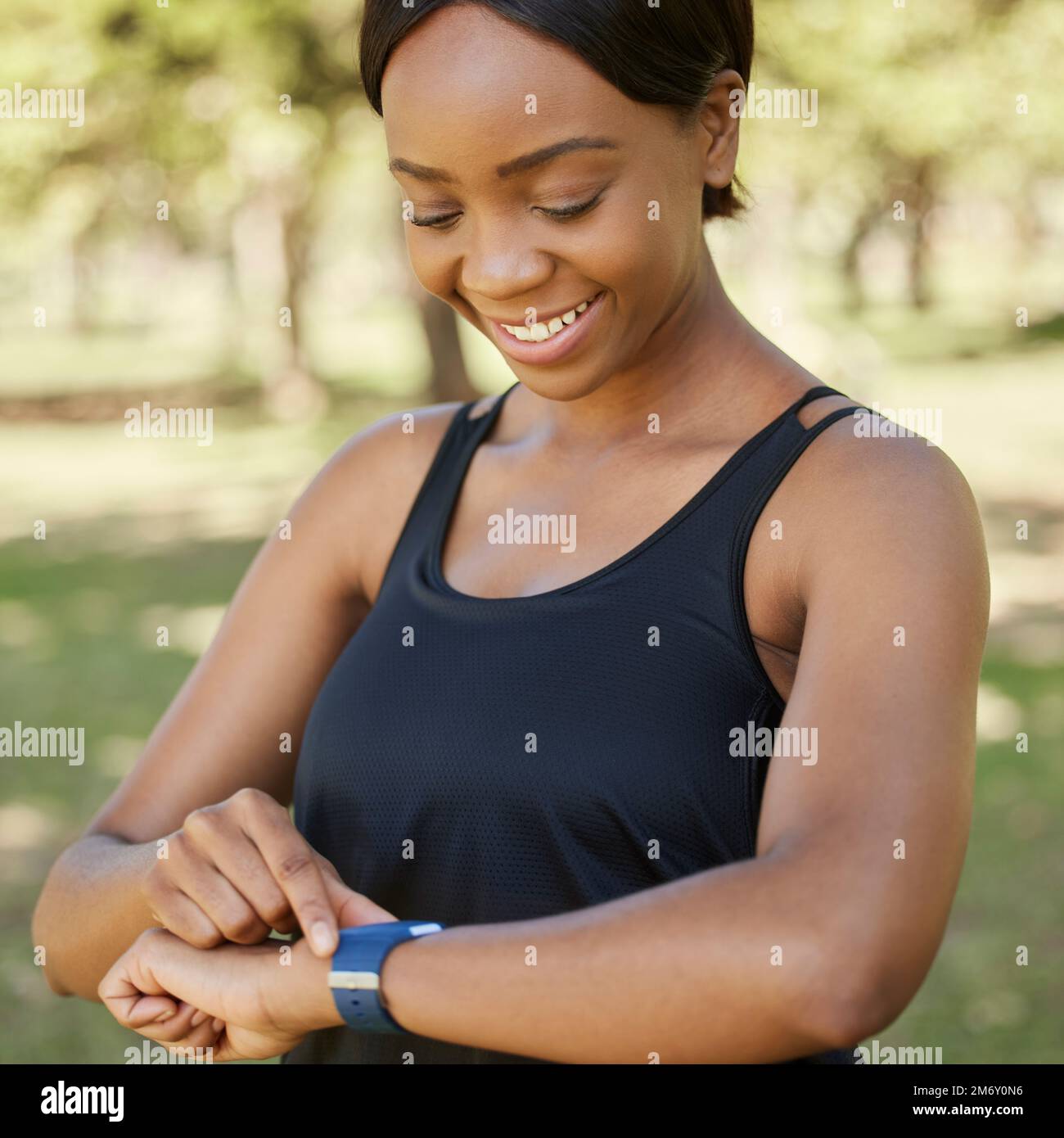 Fitness, montre et coureur avec une femme noire de sport dans le parc pour l'exercice cardio ou la forme physique d'endurance. Santé, application et formation avec une femme Banque D'Images