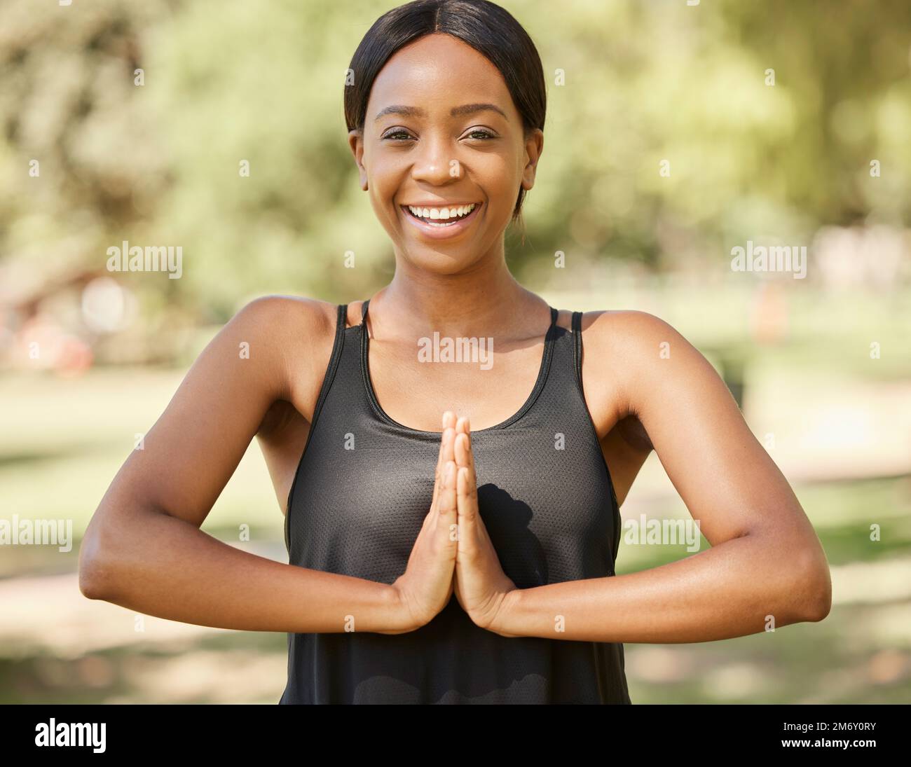 Portrait, yoga et méditation avec une femme noire dans la nature pour la santé mentale, le bien-être ou la forme physique zen. Parc, exercice et pleine d'esprit avec une femme Banque D'Images