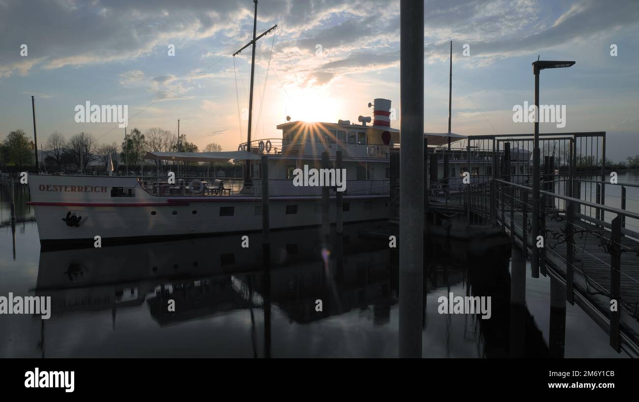 Le soleil survolez le navire historique Autriche à Bregenz sur le lac de Constance au crépuscule avec des reflets dans l'eau Banque D'Images