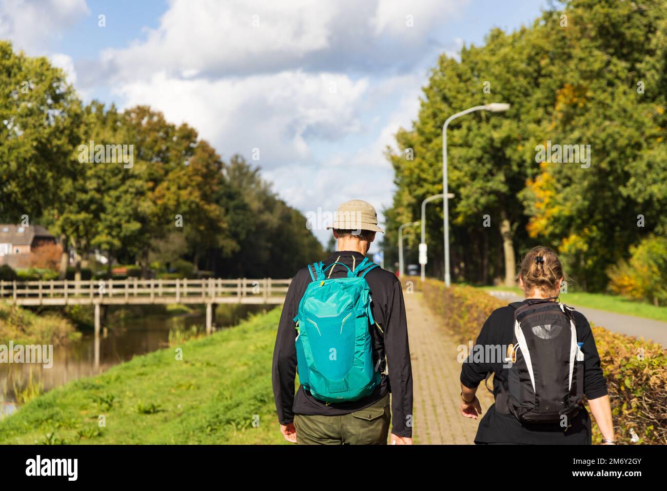 Couple senior randonnée à Drenthe le long du canal Voorste diep à Borger à Hondsrug à Drenthe, pays-Bas Banque D'Images
