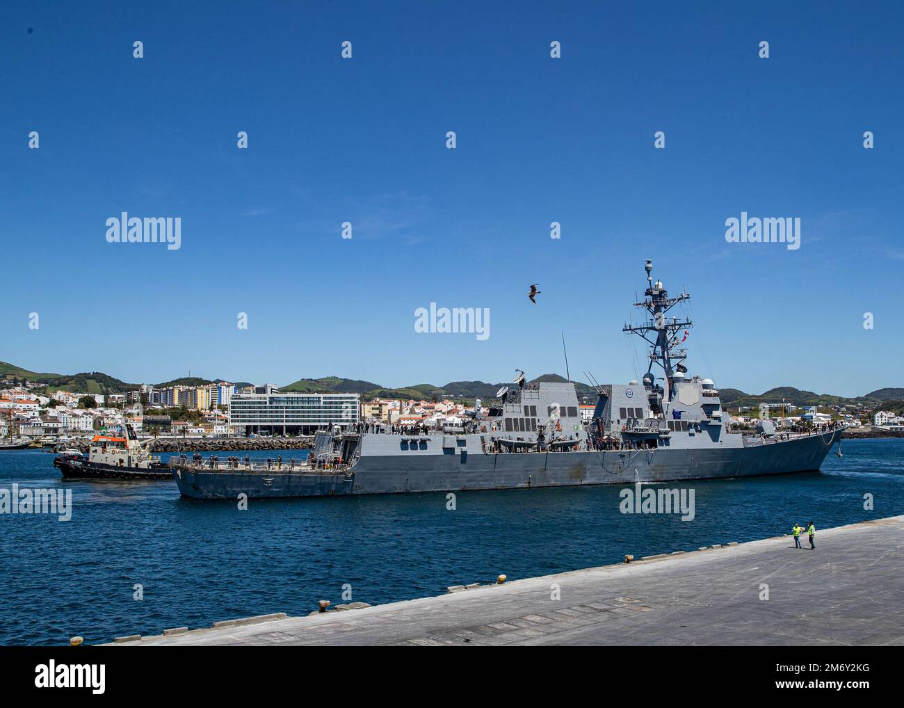 AÇORES, Portugal (9 mai 2022) le destroyer de missiles guidés de la classe Arleigh Burke USS Paul Ignatius (DDG 117) entre aux Açores, au Portugal, pour un arrêt logistique prévu, à 9 mai 2022. Paul Ignatius opère dans l'océan Atlantique à l'appui des opérations navales visant à maintenir la stabilité et la sécurité maritimes afin d'assurer l'accès, de décourager l'agression et de défendre les intérêts américains, alliés et partenaires. Banque D'Images