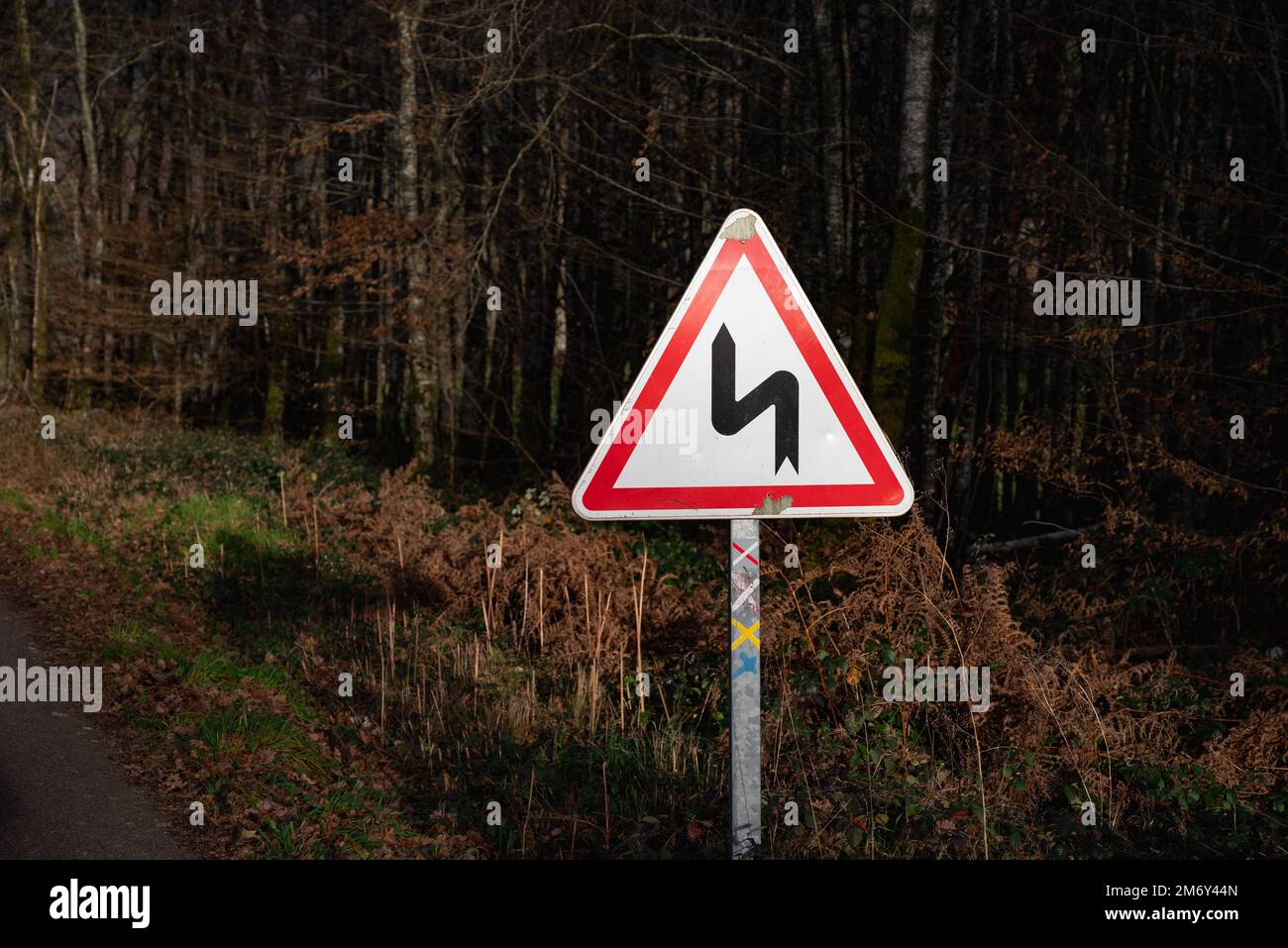 Succession de virages à gauche. Signalisation routière. Code de la route. indication de la succession de plis, dont le premier se trouve à gauche. Banque D'Images