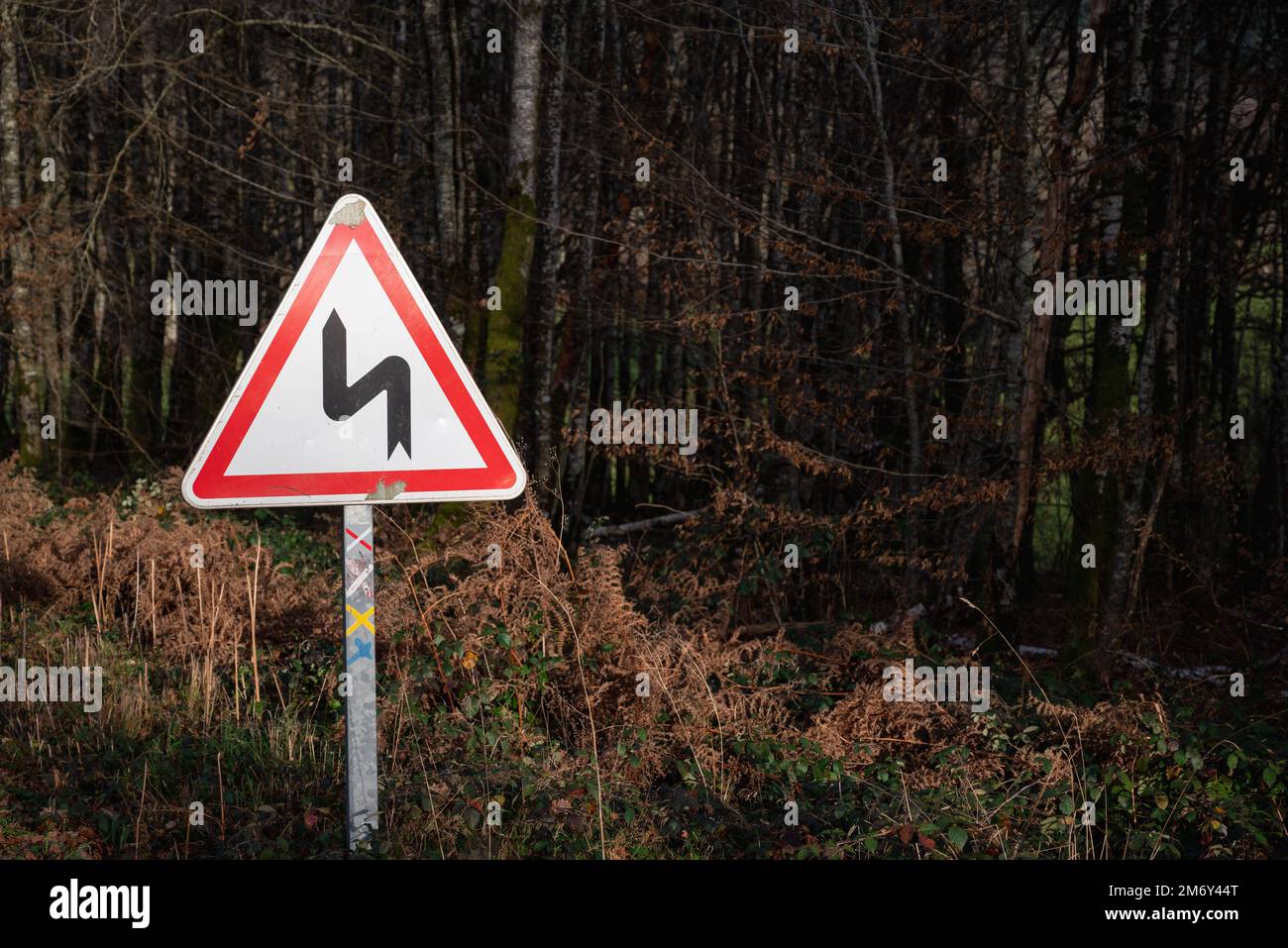 Succession de virages à gauche. Signalisation routière. Code de la route. indication de la succession de plis, dont le premier se trouve à gauche. Banque D'Images