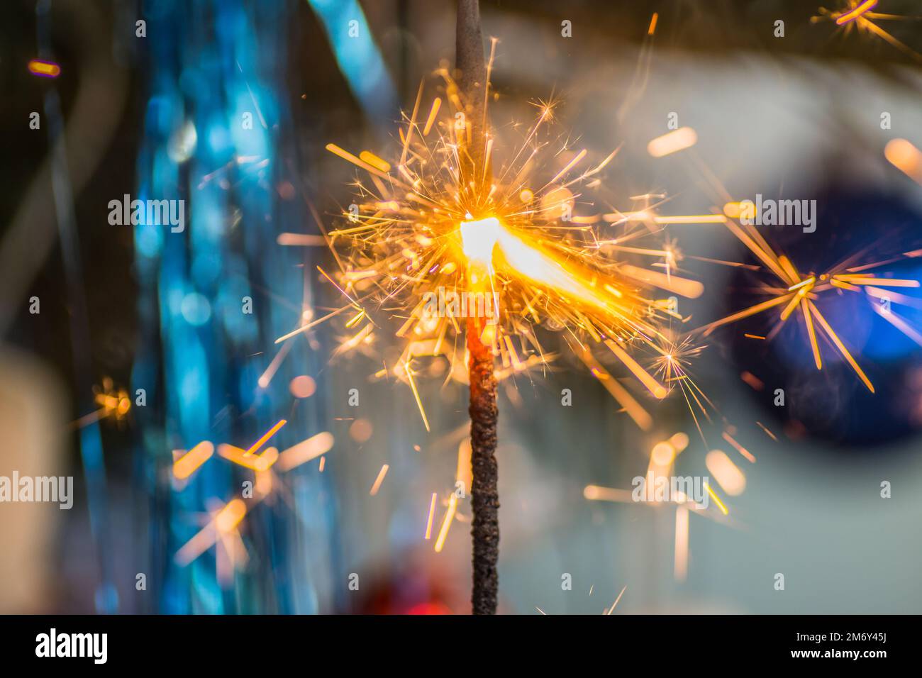 superbe crache lumineuse sur un arbre à noël Banque D'Images