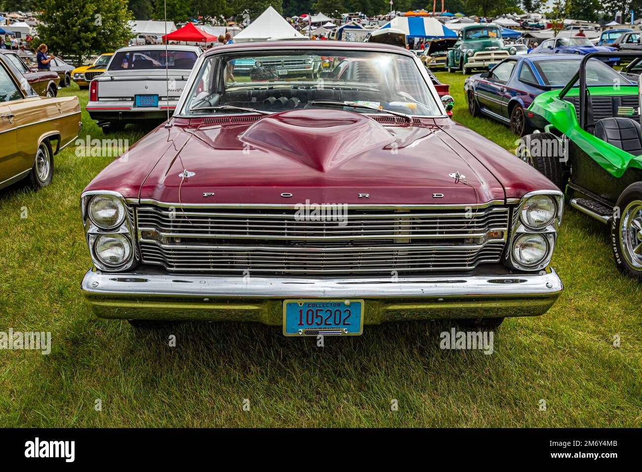 Iola, WI - 07 juillet 2022: Vue de face d'un 1966 Ford Galaxie 500 2 portes Hardtop à un salon de voiture local. Banque D'Images