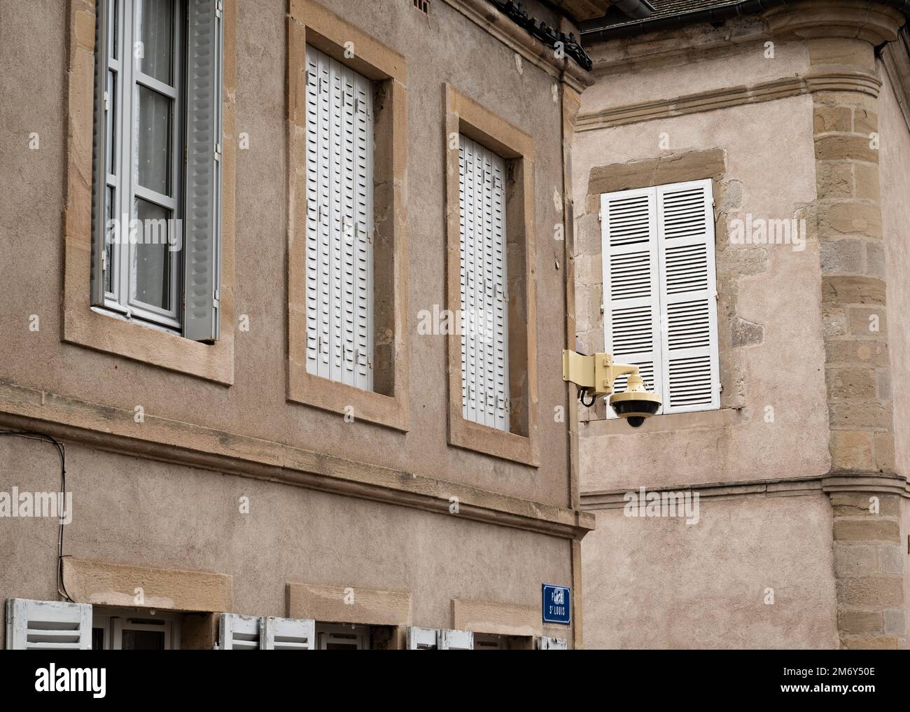 Caméra de surveillance dans la rue. Caméra de surveillance accrochée au mur. Concept de sécurité. Reconnaissance des visages. Programmes de recherche de criminels. Banque D'Images