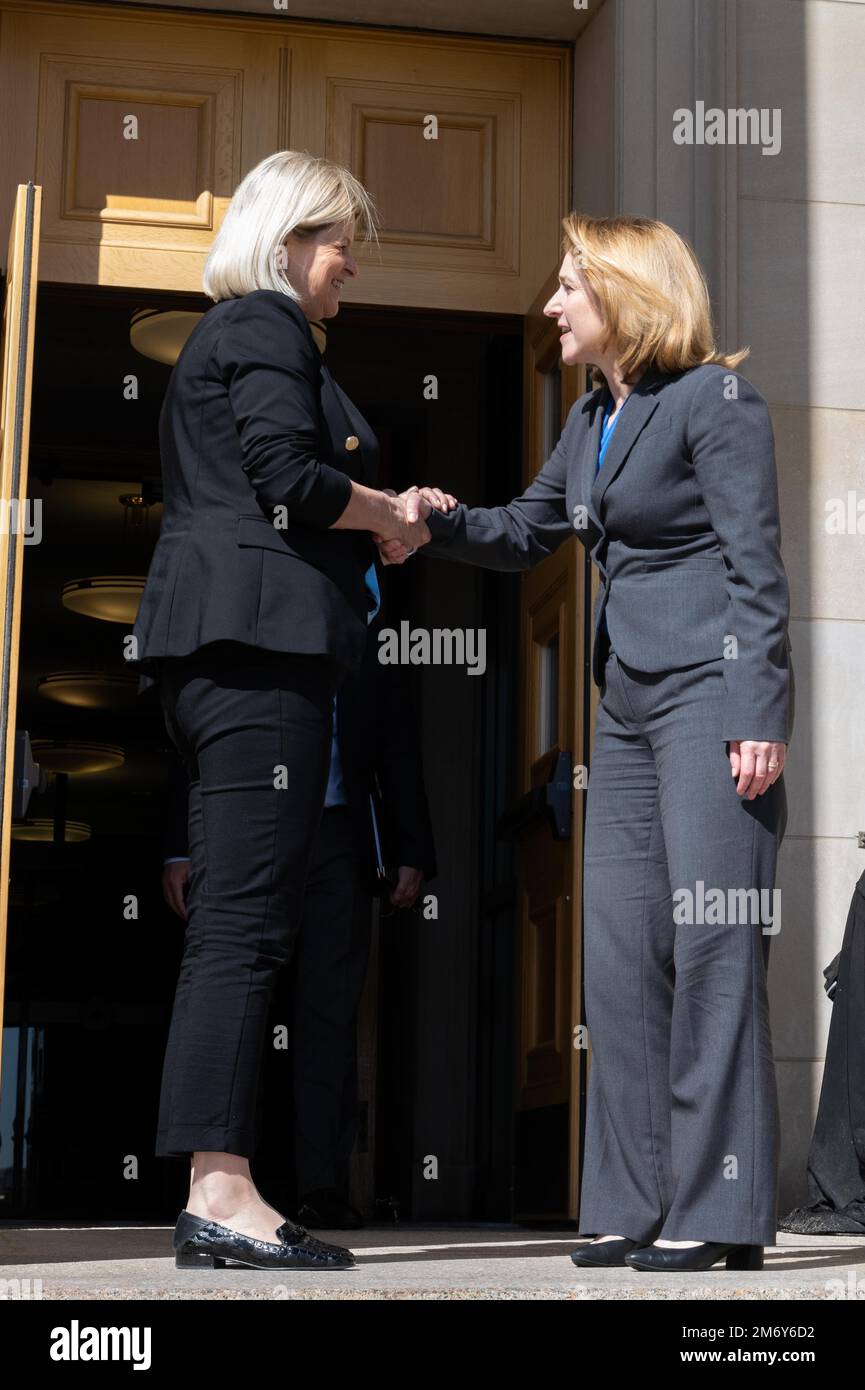 La Secrétaire adjointe à la défense, Kathleen H. Hicks, et le Ministre fédéral autrichien de la défense, Klaudia Tanner, tiennent une réunion au Pentagone, à Washington, D.C., à 10 mai 2022. Banque D'Images