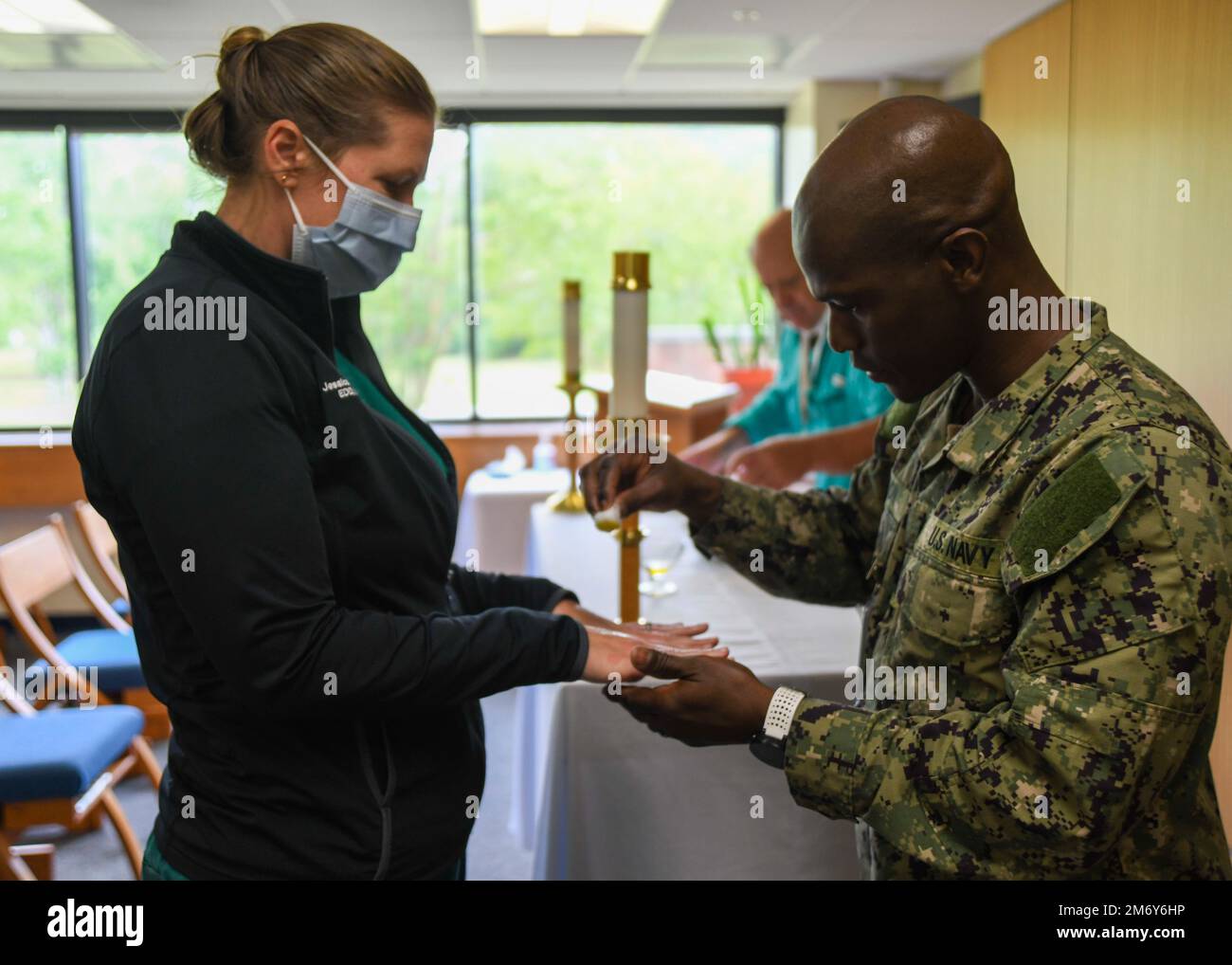 Mardi, le Centre médical naval Camp Lejeune Pastoral Care a organisé une «  bénédiction des mains » pour honorer nos infirmières. L'aumônier du NMCCL,  le lieutenant Mark Cannon et le révérend Charles