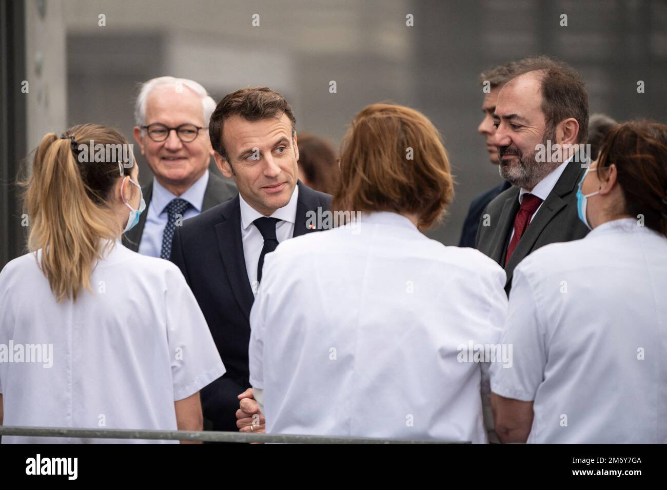Paris, France, 6 janvier 2023, président français Emmanuel Macron avec le  ministre français de la Santé François Braun à l'hôpital Centre hospitalier  Sud-Francilien, dans la banlieue sud de Paris, Corbeil-Essonnes, sur 6