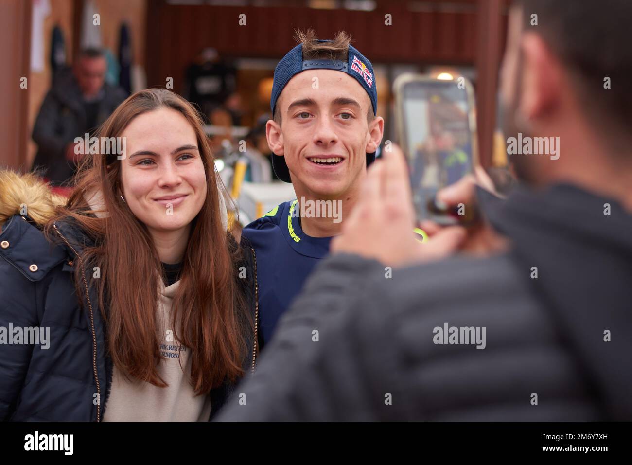 17.12.2022. Montmeló, Espagne, Pedro Acosta prendre une photo avec un fan avant d'aller à la piste Banque D'Images