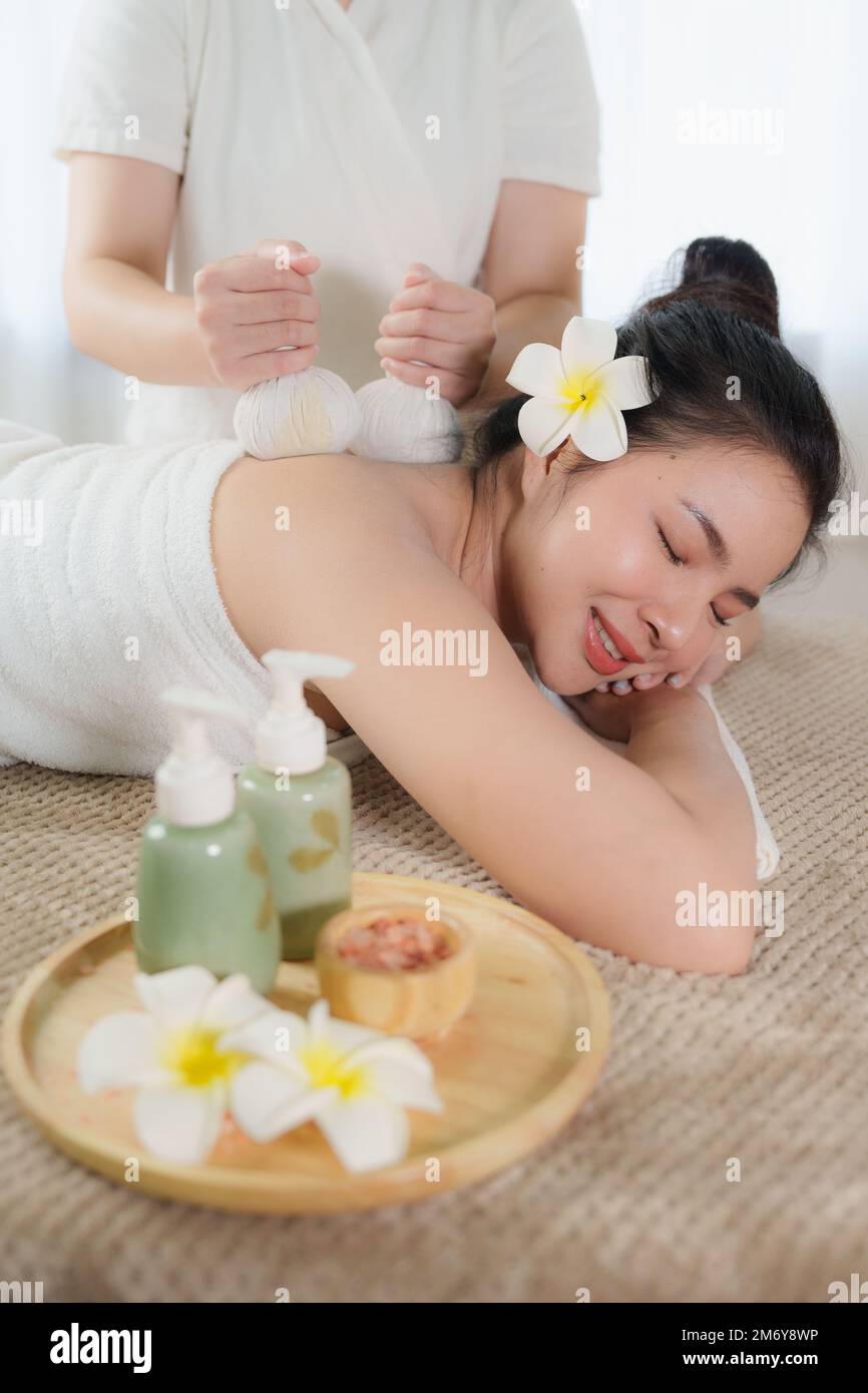 Jeune femme effectuant un massage relaxant dans le salon de spa. Femme massée par un masseur. Concept spa et médecine Banque D'Images