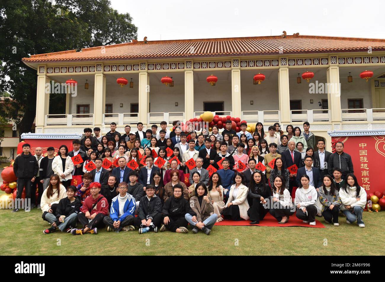 Hanoï, Vietnam. 5th janvier 2023. Les participants posent pour une photo de groupe lors d'une activité de « printemps chaud » pour les Chinois d'outre-mer tenue par l'ambassade chinoise au Vietnam à Hanoi, Vietnam, le 5 janvier 2023. L'ambassade chinoise au Vietnam a organisé jeudi une activité de « printemps chaud » pour les Chinois d'outre-mer du pays. L'ambassadeur chinois au Vietnam Xiong Bo a remis des kits du Festival de printemps aux citoyens et aux étudiants chinois. Credit: Hu Jiali/Xinhua/Alay Live News Banque D'Images