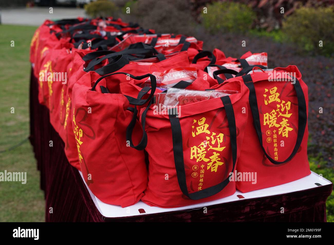 Hanoï, Vietnam. 5th janvier 2023. Les kits du Festival de printemps sont vus lors d'une activité de « printemps chaud » pour les Chinois d'outre-mer tenue par l'ambassade chinoise au Vietnam à Hanoi, Vietnam, le 5 janvier 2023. Les kits comprennent des produits traditionnels du Festival de printemps, des spécialités vietnamiennes, ainsi que des articles de protection COVID-19 tels que des masques. L'ambassade chinoise au Vietnam a organisé jeudi une activité de « printemps chaud » pour les Chinois d'outre-mer du pays. L'ambassadeur chinois au Vietnam Xiong Bo a remis des kits du Festival de printemps aux citoyens et aux étudiants chinois. Credit: Hu Jiali/Xinhua/Alay Live News Banque D'Images