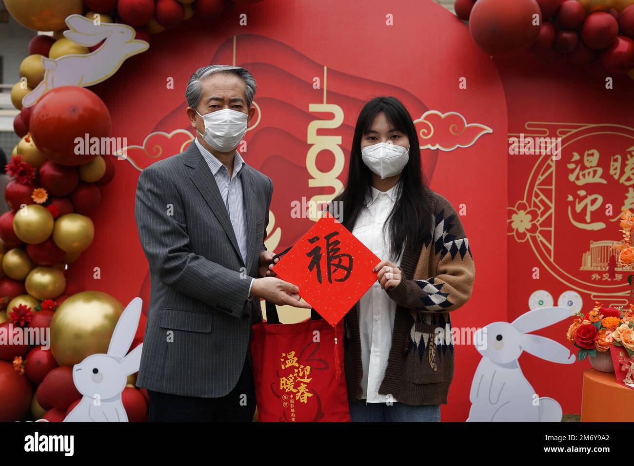 Hanoï, Vietnam. 5th janvier 2023. L'ambassadeur de Chine au Vietnam Xiong Bo (L) remet un kit du Festival de printemps à un étudiant de Chine lors d'une activité de « printemps chaud » pour les Chinois d'outre-mer tenue par l'ambassade de Chine au Vietnam à Hanoi, Vietnam, le 5 janvier 2023. L'ambassade chinoise au Vietnam a organisé jeudi une activité de « printemps chaud » pour les Chinois d'outre-mer du pays. L'ambassadeur chinois au Vietnam Xiong Bo a remis des kits du Festival de printemps aux citoyens et aux étudiants chinois. Credit: Hu Jiali/Xinhua/Alay Live News Banque D'Images