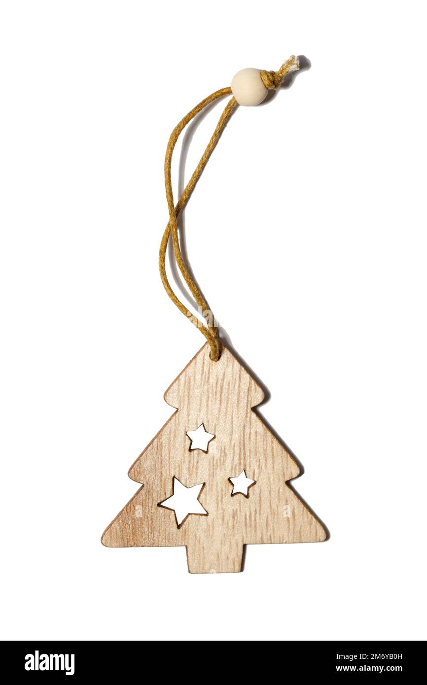 arbre de Noël en bois avec étoiles sur une corde isolée sur fond blanc Banque D'Images