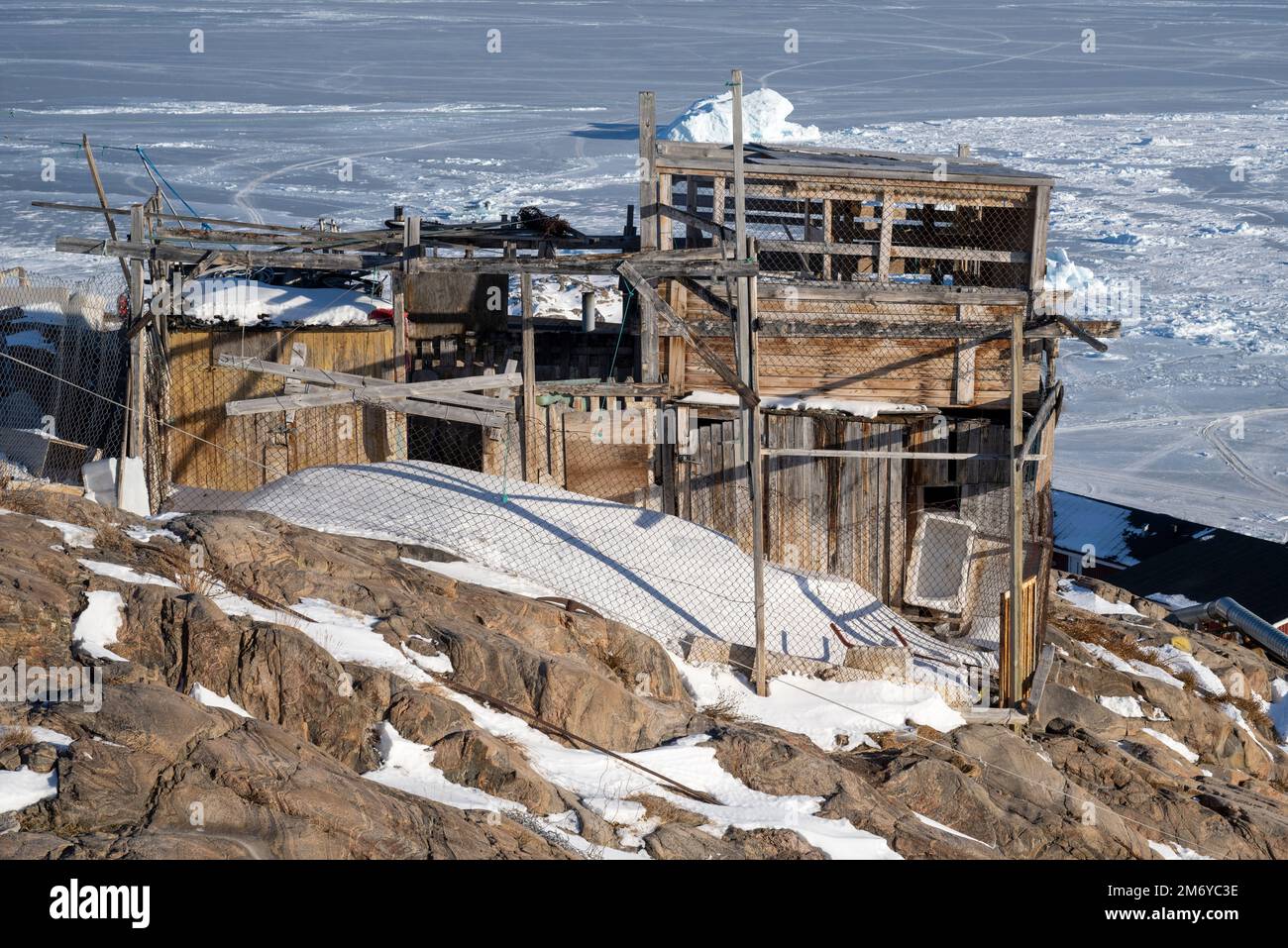 Un chenil à plusieurs étages en manille dans la ville d'Uummannaq, à l'ouest du Groenland. Banque D'Images