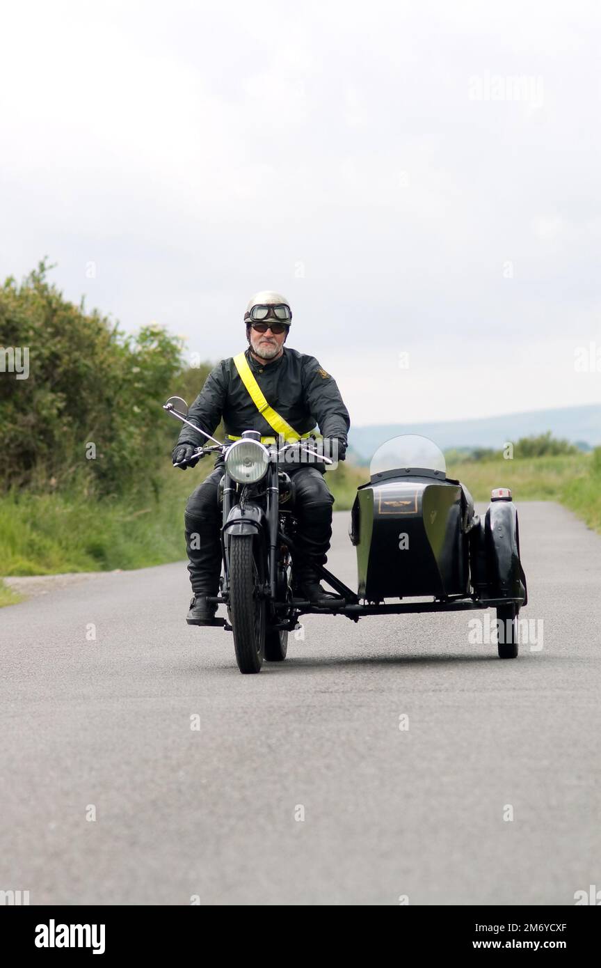 Dave Masters avec son 1950 Velocette 350cc MAC et le sidecar Velorex construit sur mesure. Banque D'Images