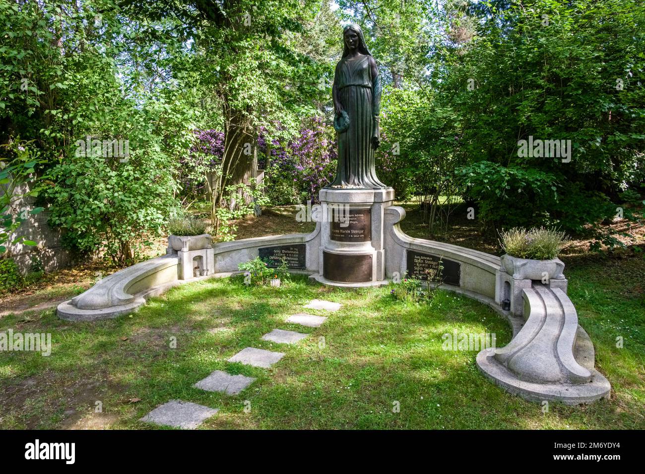 Tombe historique dans le cimetière sud de Leipzig, Südfriedhof, le plus grand cimetière de la ville. Banque D'Images