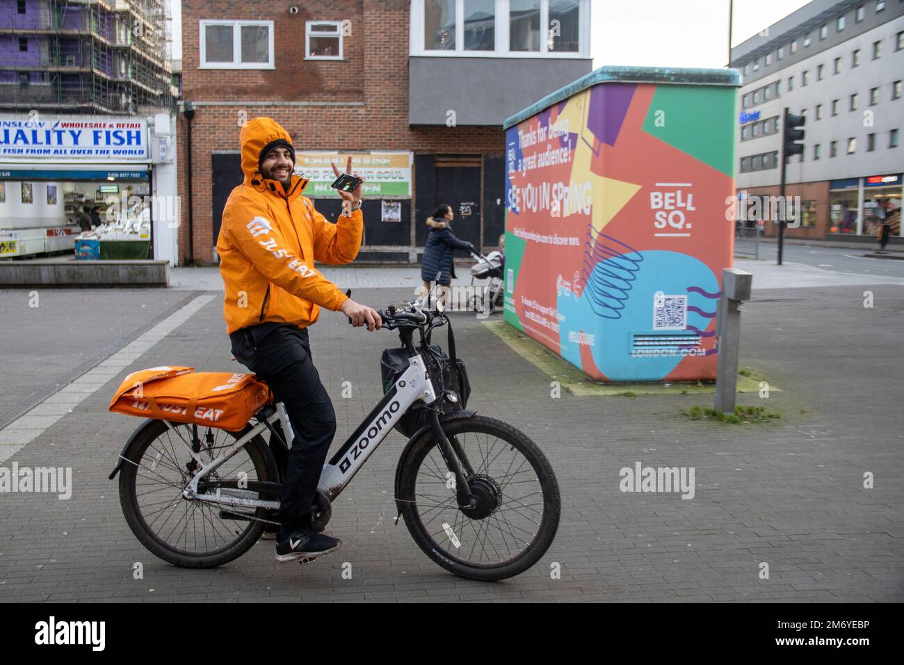 Londres, Royaume-Uni. 5th janvier 2023. Liveur « Just Eat » à vélo à Hounslow Banque D'Images