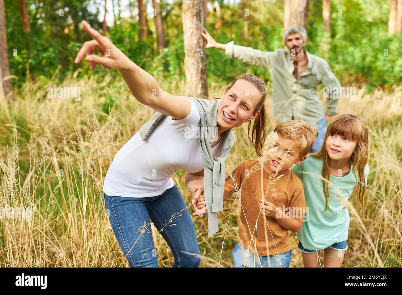 Famille heureuse avec son fils et sa fille randonnée dans la nature et faire la découverte pendant les vacances Banque D'Images