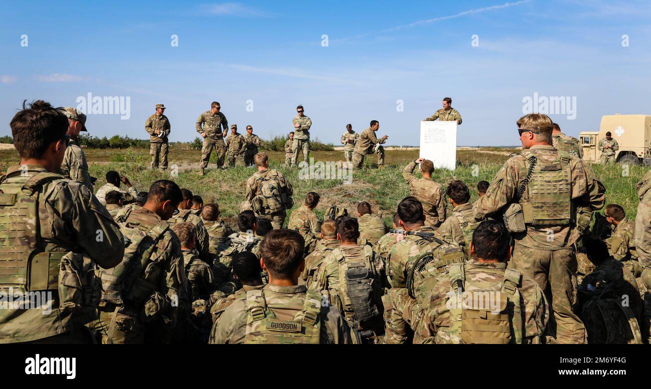 ÉTATS-UNIS Armée 1st Lt. Chase Decarr, un chef de peloton sapeur, États-Unis Le sergent Colin Davidson de l'armée, un ingénieur de construction horizontale, et les États-Unis Le sergent Christopher Chavs, ingénieur de combat, tous affectés au bataillon 1st, 8th Régiment d'infanterie, 3rd équipe de combat de la brigade blindée, 4th Division d'infanterie, dirige la partie classe d'un entraînement de démolition en direct dans le cadre du défenseur 22 de la zone d'entraînement d'Oberlaussitz, Allemagne, 10 mai 2022. Defender Europe 22 est une série d'États-Unis L'armée européenne et l'Afrique des exercices de formation multinationaux ont lieu en Europe de l'est. L'exercice démontre les États-Unis Armée Europe an Banque D'Images