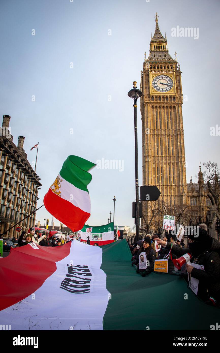 Siège du Parlement, Londres, Royaume-Uni - 17 décembre 2022 - des centaines de personnes ont défilé à Londres pour dénoncer le régime islamique en Iran. Banque D'Images
