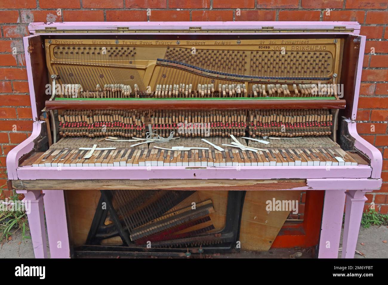 Démantelé John Brinsmead piano à queue pour bébé, peint auparavant en rose Banque D'Images