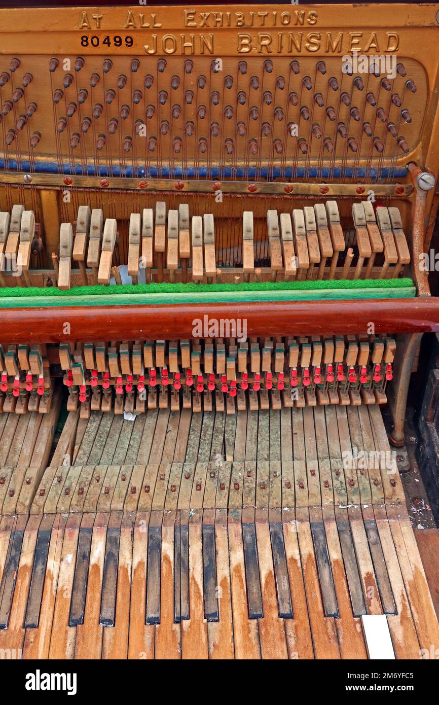 Démantelé John Brinsmead piano à queue pour bébé, peint auparavant en rose Banque D'Images