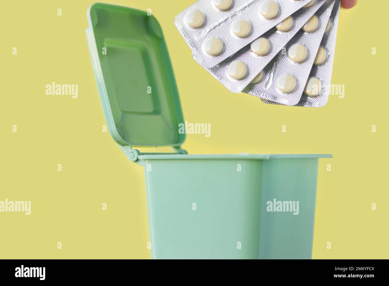 blister en plastique jeté dans la mini petite poubelle poubelle