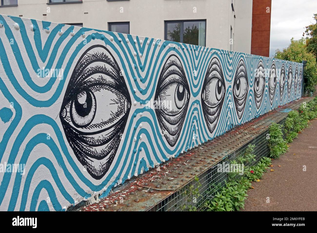 Eyes, chemin de vélo tout-terrain, au-dessus de Tewksbury Road, ex-ligne de chemin de fer, Cheltenham, Gloucestershire, Angleterre, Royaume-Uni, GL50 4BL Banque D'Images