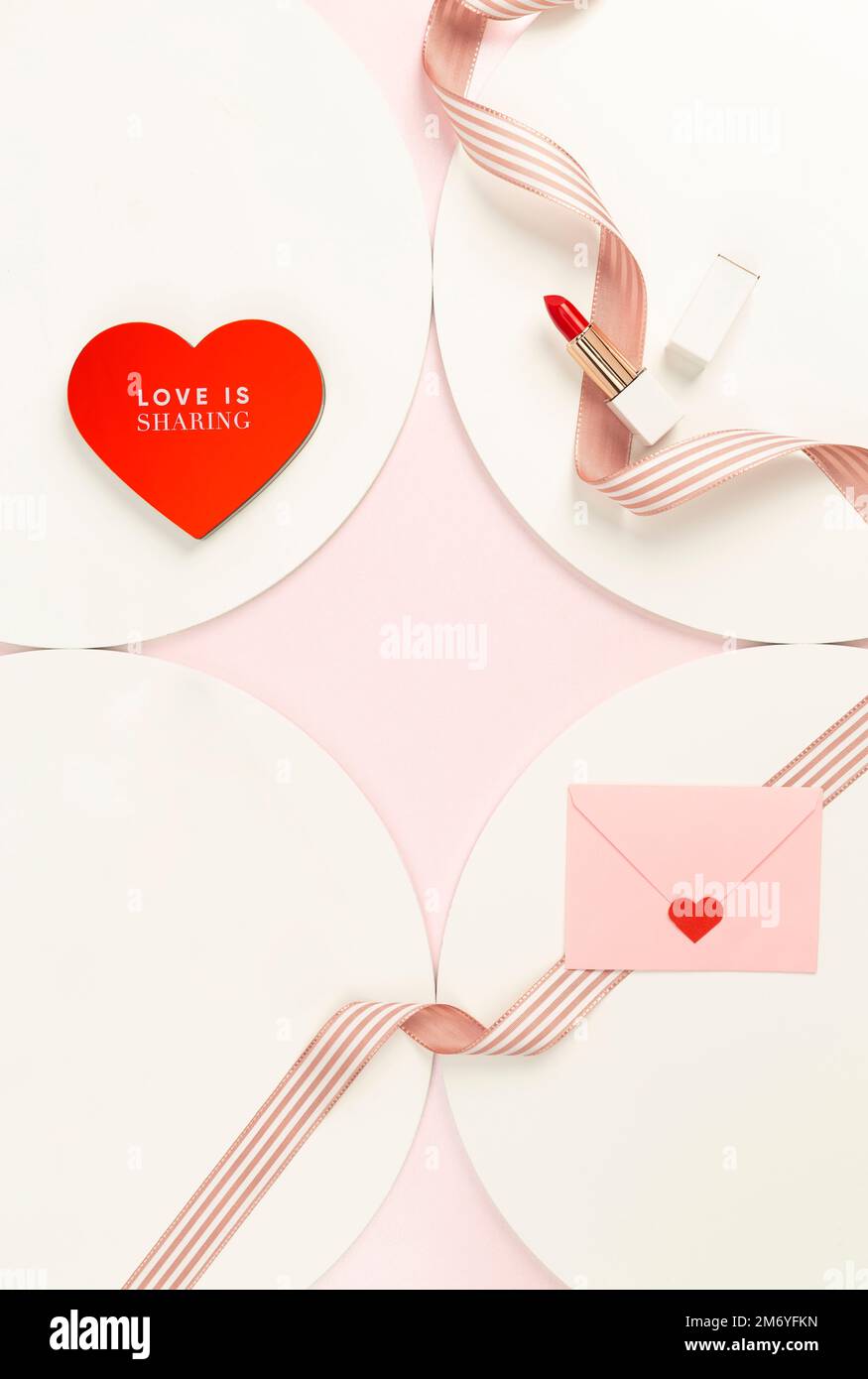 Le rouge à lèvres dit l'amour pour le ruban et le coeur aussi Banque D'Images