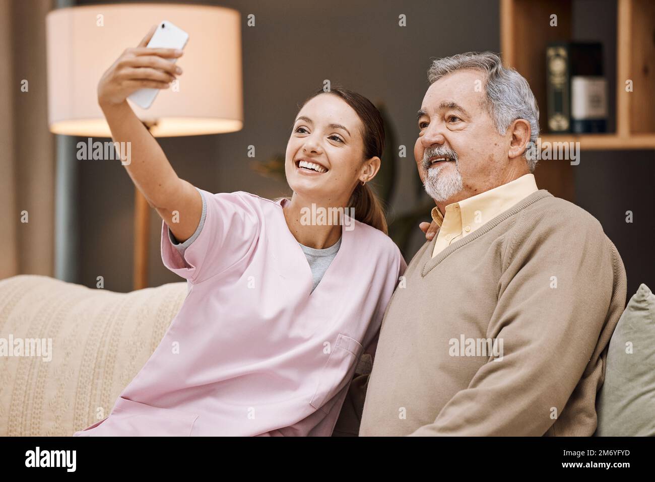 Infirmière, selfie et vieil homme à la maison de retraite avec smartphone et sourire pour la photo, soignant et retraite. Santé, photographie avec téléphone et soins Banque D'Images