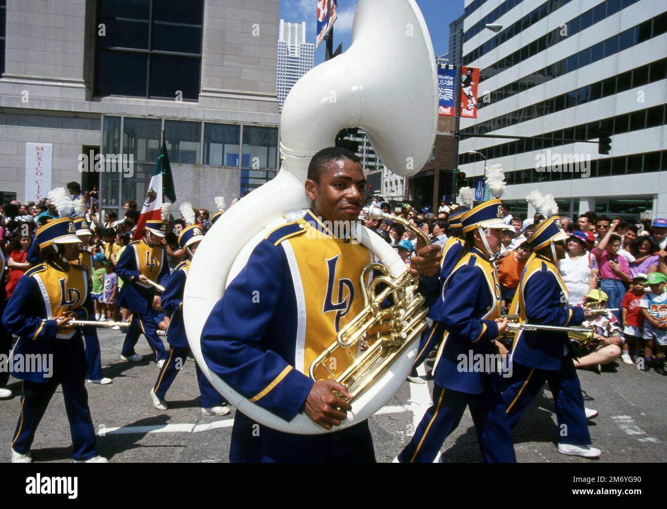 Dallas, Vereinigte Staaten. 06th janvier 2023. firo, 06/15/1994 archive image, archive photo, archive, archive photos football, Football, coupe du monde 1994 USA, PARADE de la coupe du MONDE 94, cérémonie d'ouverture, à Chicago figure, cérémonie d'ouverture, chaque pays a sa propre, voiture, déposant, image de symbole, Crédit voiture : nouvelles DPA/Alay Live Banque D'Images