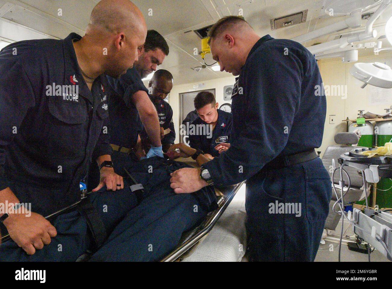 MER DE PHILLIPINE (20 avril 2022) les marins affectés au navire de transport amphibie USS John P. Murtha (LPD 26) traitent une victime simulée lors d'un exercice de masse en Casualty, 20 avril. John P. Murtha mène actuellement des opérations de routine dans la flotte américaine 7th. Banque D'Images