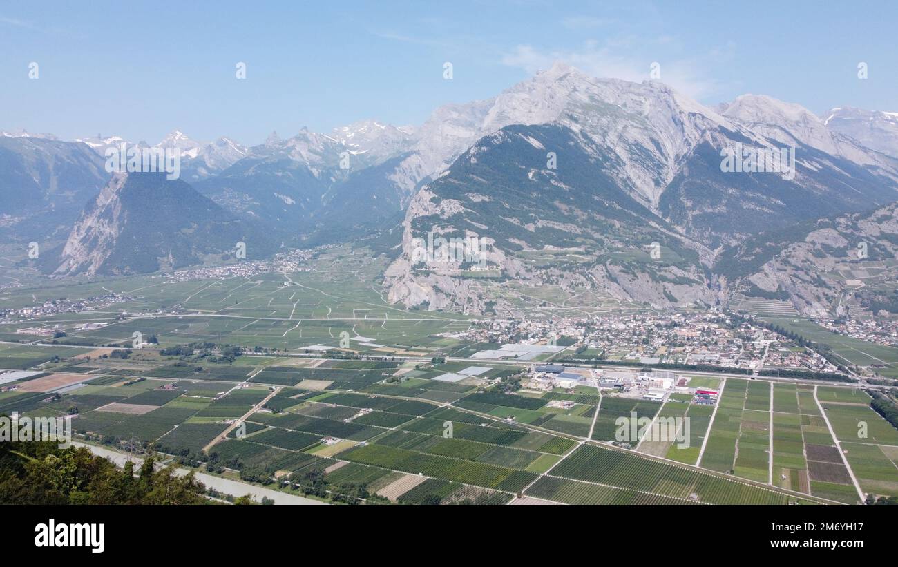 Alpes suisses dans la région de Sion, images aériennes prises par un drone pendant la chaleur de l'été, ciel bleu clair et beaux paysages de montagne Banque D'Images