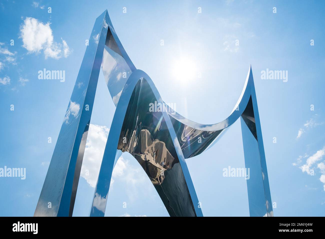 Como, Italie - 1 mai 2022: Life Electric - sculpture extérieure moderne dédiée à Alessandro Volta, inventeur de la batterie électrique. Banque D'Images Como, Italie - 1 mai 2022: Life Electric - sculpture extérieure moderne dédiée à Alessandro Volta, inventeur de la batterie électrique. Banque D'Images