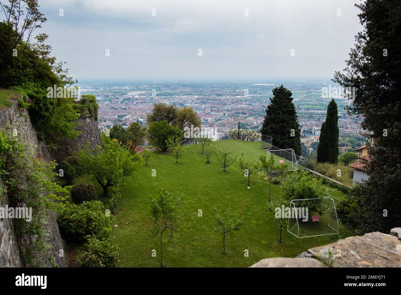 Bergame, Italie - 4 mai 2022: Vue aérienne sur la ville de Bergame depuis la montagne San Vigilio. Petit terrain de football en bordure de la colline. Banque D'Images