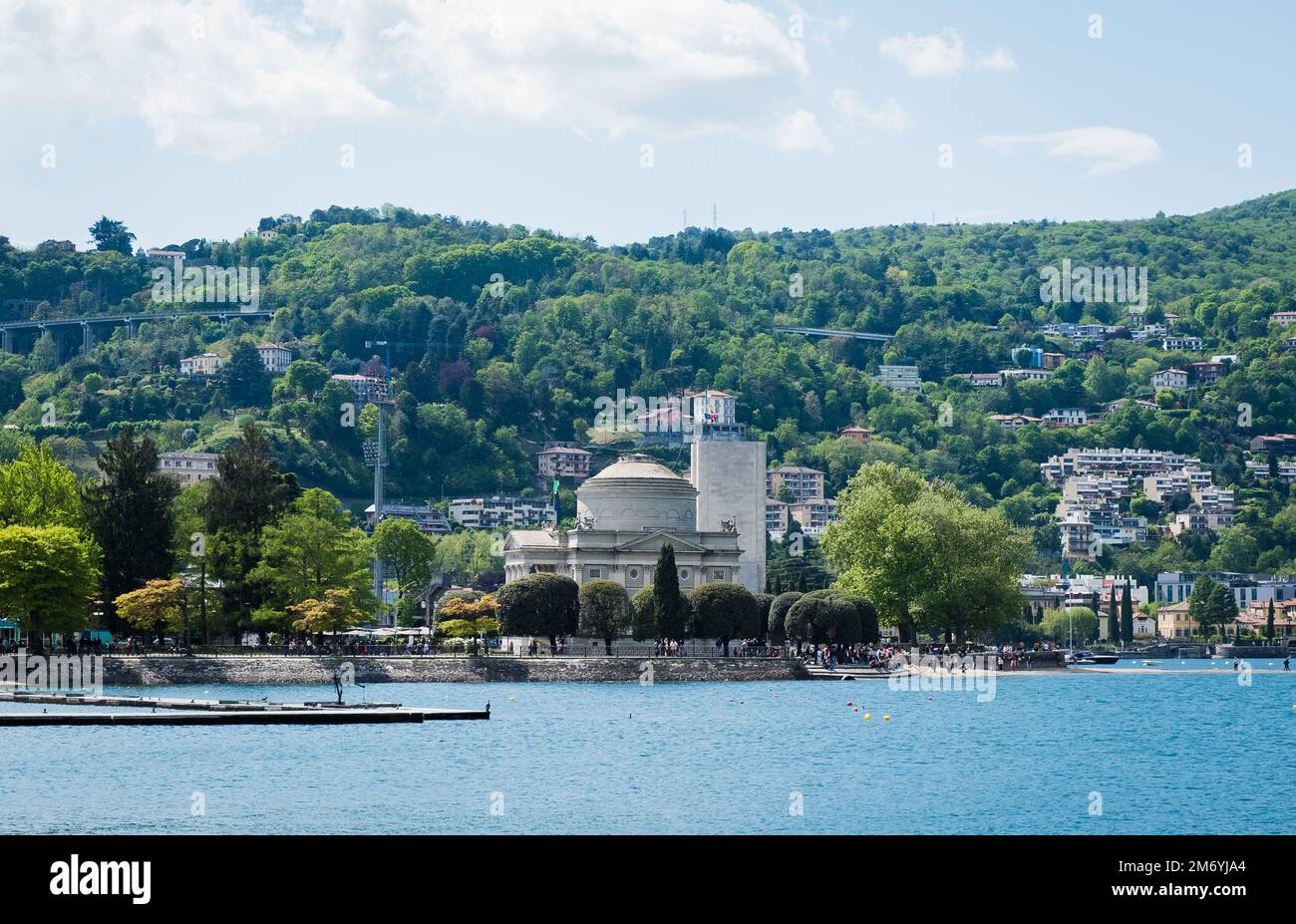Como, Italie - 1 mai 2022: Tempio Voltiano - Musée dédié à Alessandro Volta, un éminent scientifique et inventeur de la batterie électrique vue à travers Banque D'Images Como, Italie - 1 mai 2022: Tempio Voltiano - Musée dédié à Alessandro Volta, un éminent scientifique et inventeur de la batterie électrique vue à travers Banque D'Images