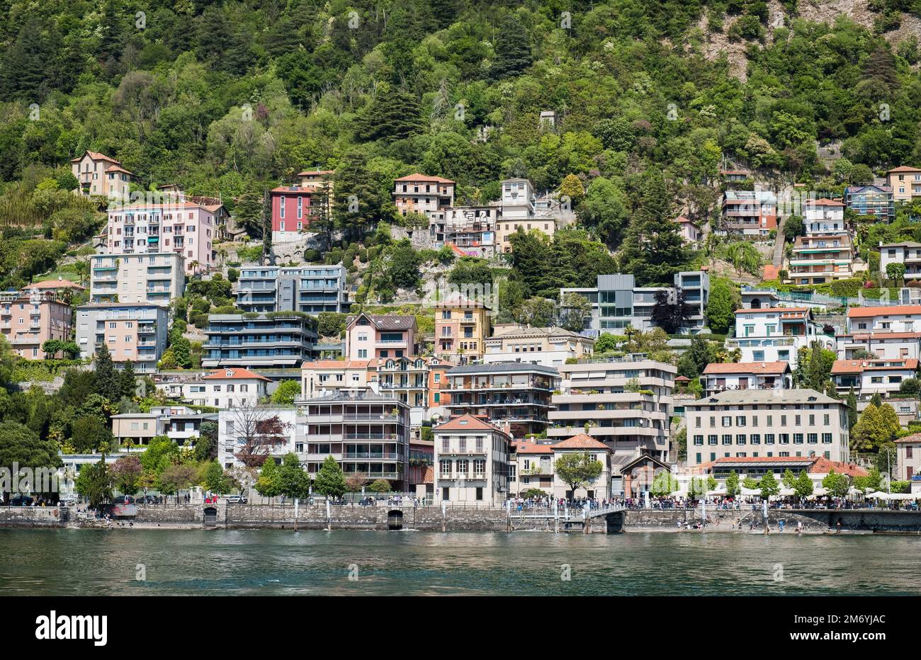 Como, Italie - 1 mai 2022: Paysage et paysage autour du lac de Côme dans le nord de l'Italie. Banque D'Images