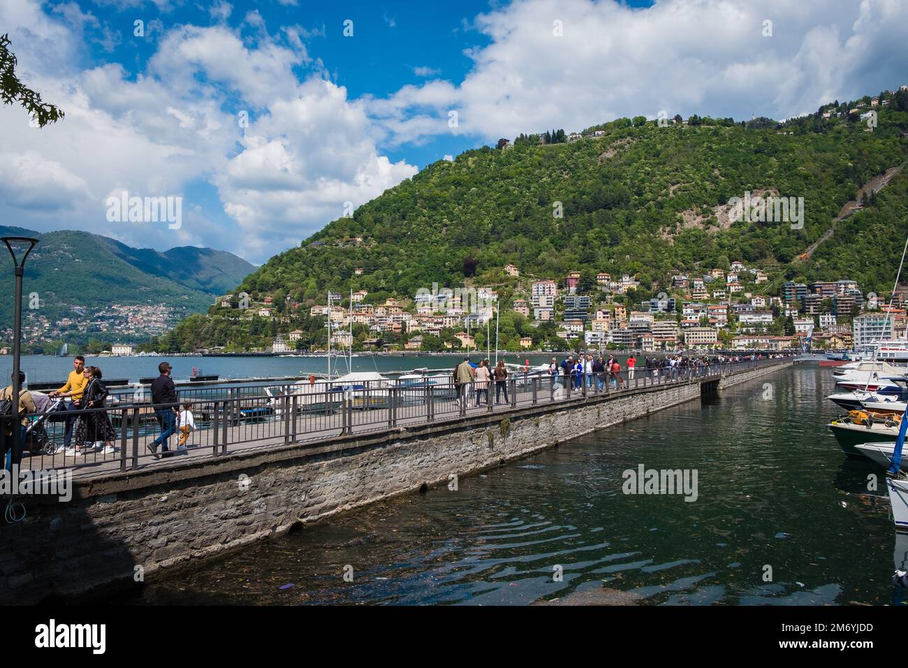 Como, Italie - 1 mai 2022: Paysage et paysage autour du lac de Côme dans le nord de l'Italie. Banque D'Images