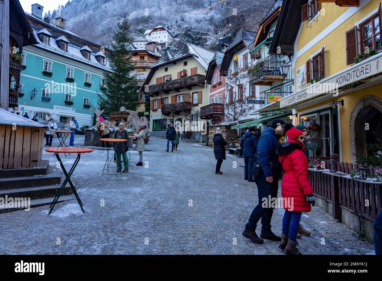 12.10.2022 - Hallstatt, Autriche - marché de Noël sur la place principale de Hallstatt avec des maisons colorées. Banque D'Images