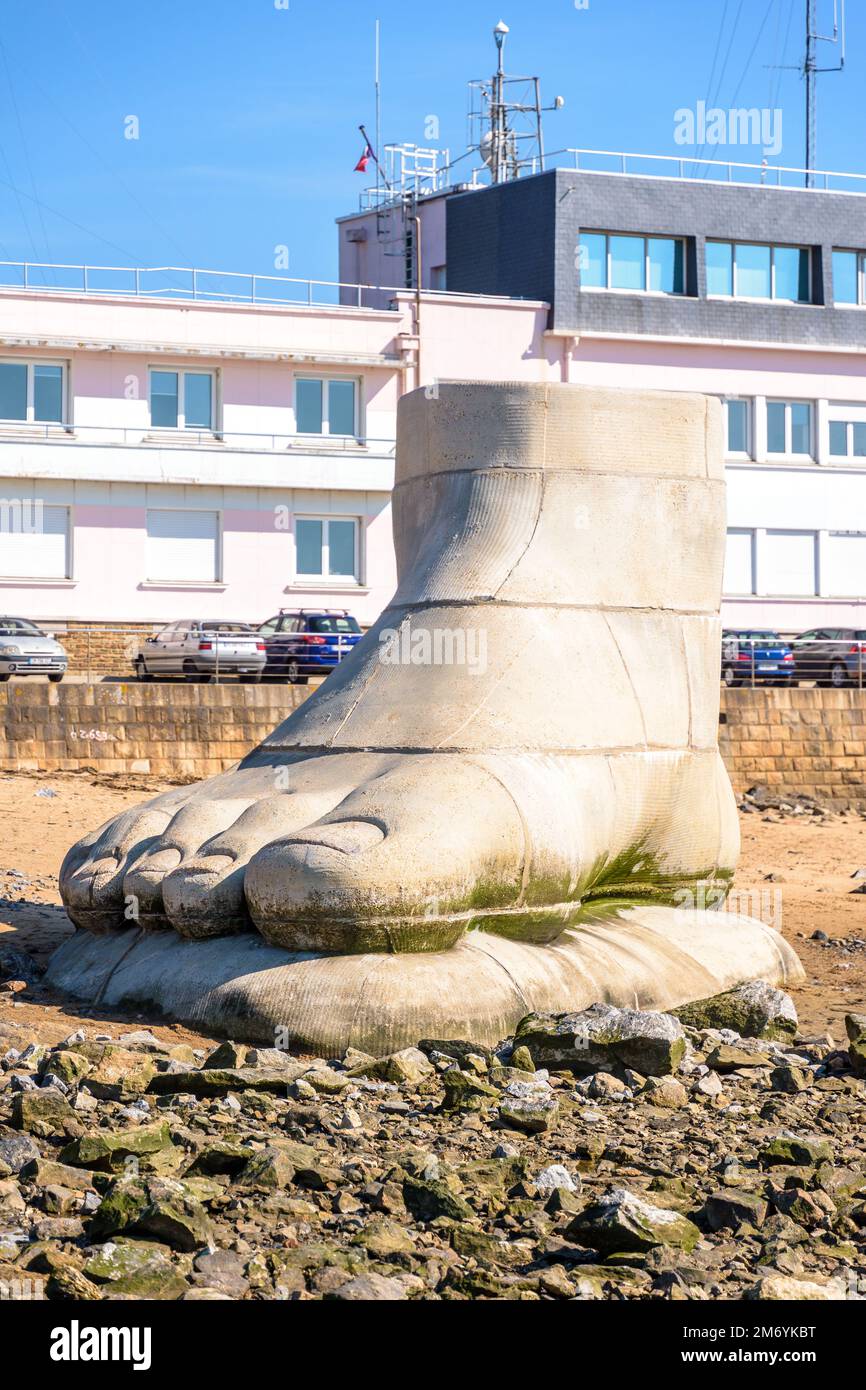Une grande sculpture représentant un pied humain, de Daniel Dewar et Gregory Gicquel, sur la plage de Saint-Nazaire, en France. Banque D'Images